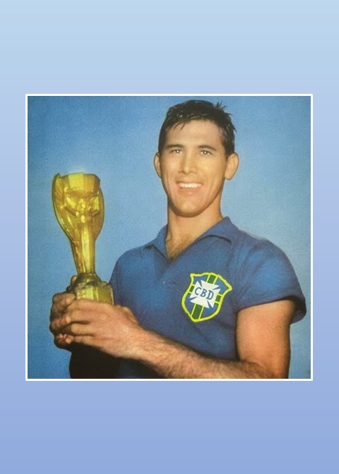 Hilderaldo-Bellini-in-a-personal-photograph-with-Rules-Jimet-Trophy-in-1958 | Soccer Personalities to Remember: Presenting the Great Hilderaldo Bellini